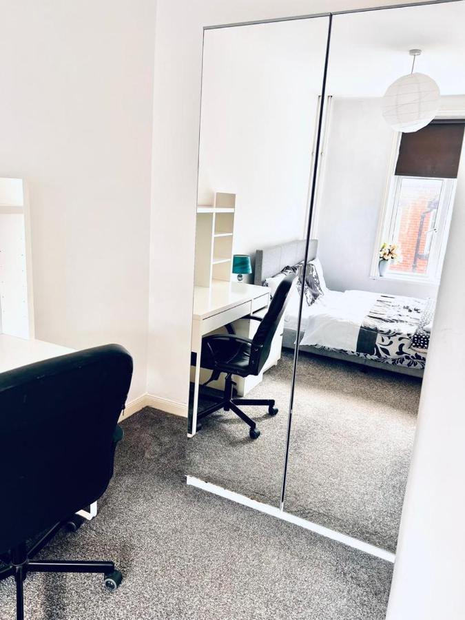 Private Room Close To Leeds University And City Centre Exterior photo