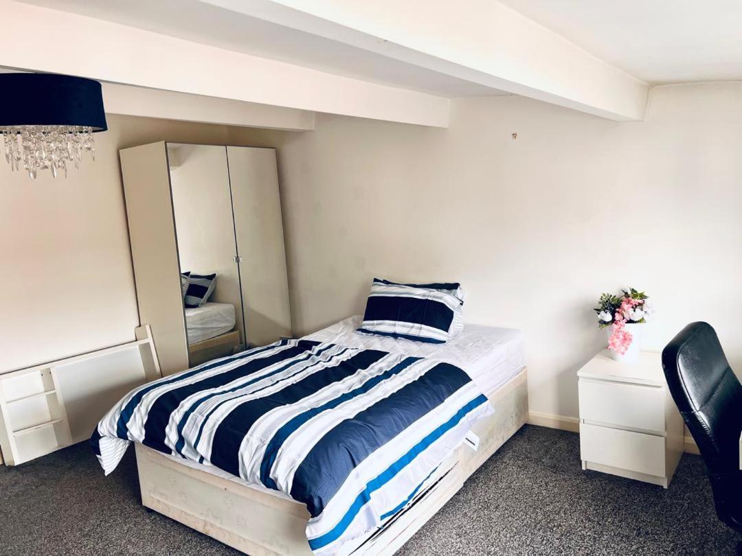 Private Room Close To Leeds University And City Centre Exterior photo
